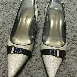 Vintage look heels with sling.